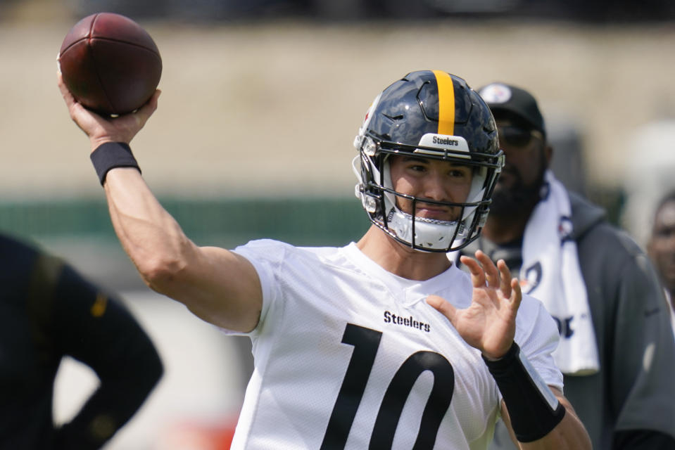 Pittsburgh Steelers quarterback Mitch Trubisky passes the ball as head coach Mike Tomlin, right, watches during an NFL football practice, Tuesday, May 24, 2022, in Pittsburgh. (AP Photo/Keith Srakocic)