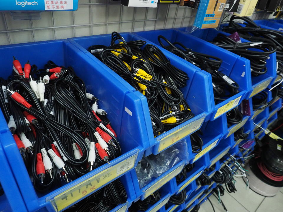 Cables en una tienda de Taipei, Taiwan. Foto: EFE/EPA/DAVID CHANG