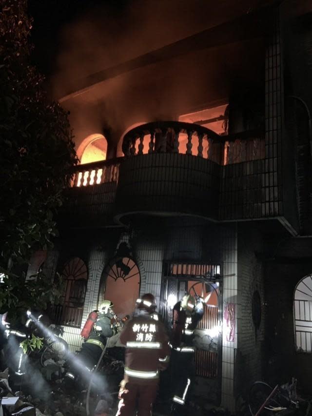 消防人員趕抵現場時，整棟大樓已經被火舌吞噬。（消防局提供）