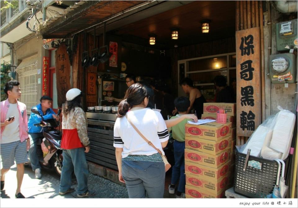 【台南必吃美食】在地人大推的軟骨嫩骨飯，再到孔廟商圈吃新散步甜食　綠皮開心果！