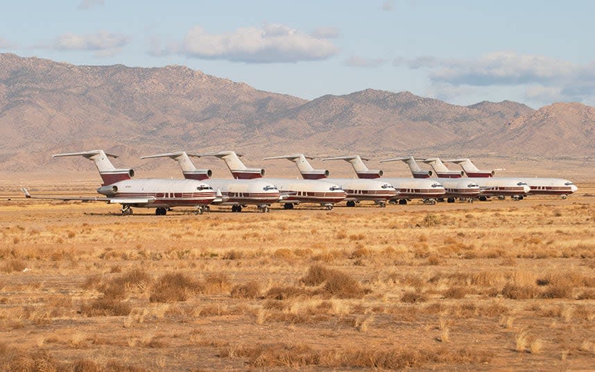 727s enjoy retirement in an aircraft graveyard in Arizona - eddl