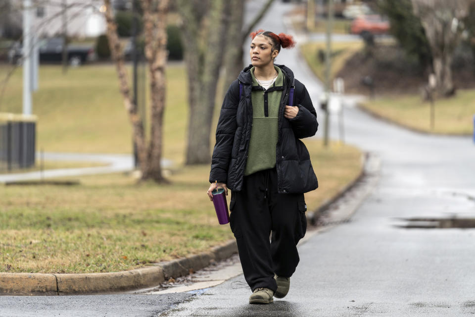 Kailani Taylor-Cribb camina por su vecindario en Asheville, Carolina del Norte, el martes 31 de enero de 2023. Kailani dejó de tomar clases en la que solía ser su escuela secundaria desde el apogeo de la pandemia de coronavirus. Desde el punto de vista administrativo, ella desapareció en 2021 de los registros escolares públicos en Cambridge, Massachusetts. (AP Foto/Kathy Kmonicek)