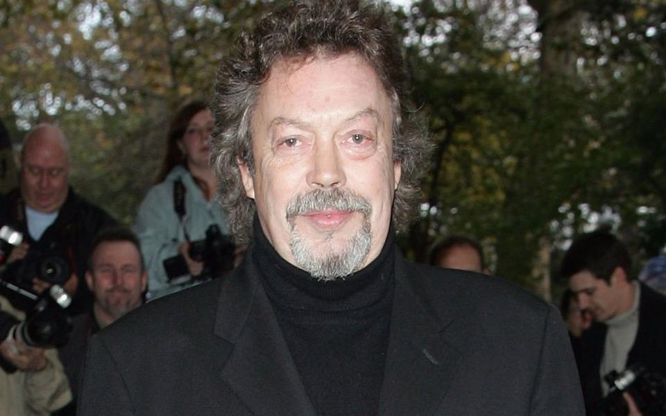 Dabei kann der britische Charakterkopf Tim Curry sehr charmant lächeln. Wiewohl ich sein Weltruhm ebenfalls in einem Horrorstück manifestierte: Als Frank-N-Furter stolzierte er in High-Heels, Korsage und Strapsen durch das Grusical "The Rocky Horror Picture Show" (1975). (Bild: Gareth Cattermole/Getty Images)