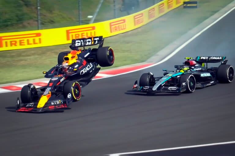 El Red Bull de Max Verstappen vuela tras el toque con Lewis Hamilton; el neerlandés terminó en el quinto lugar tras este incidente