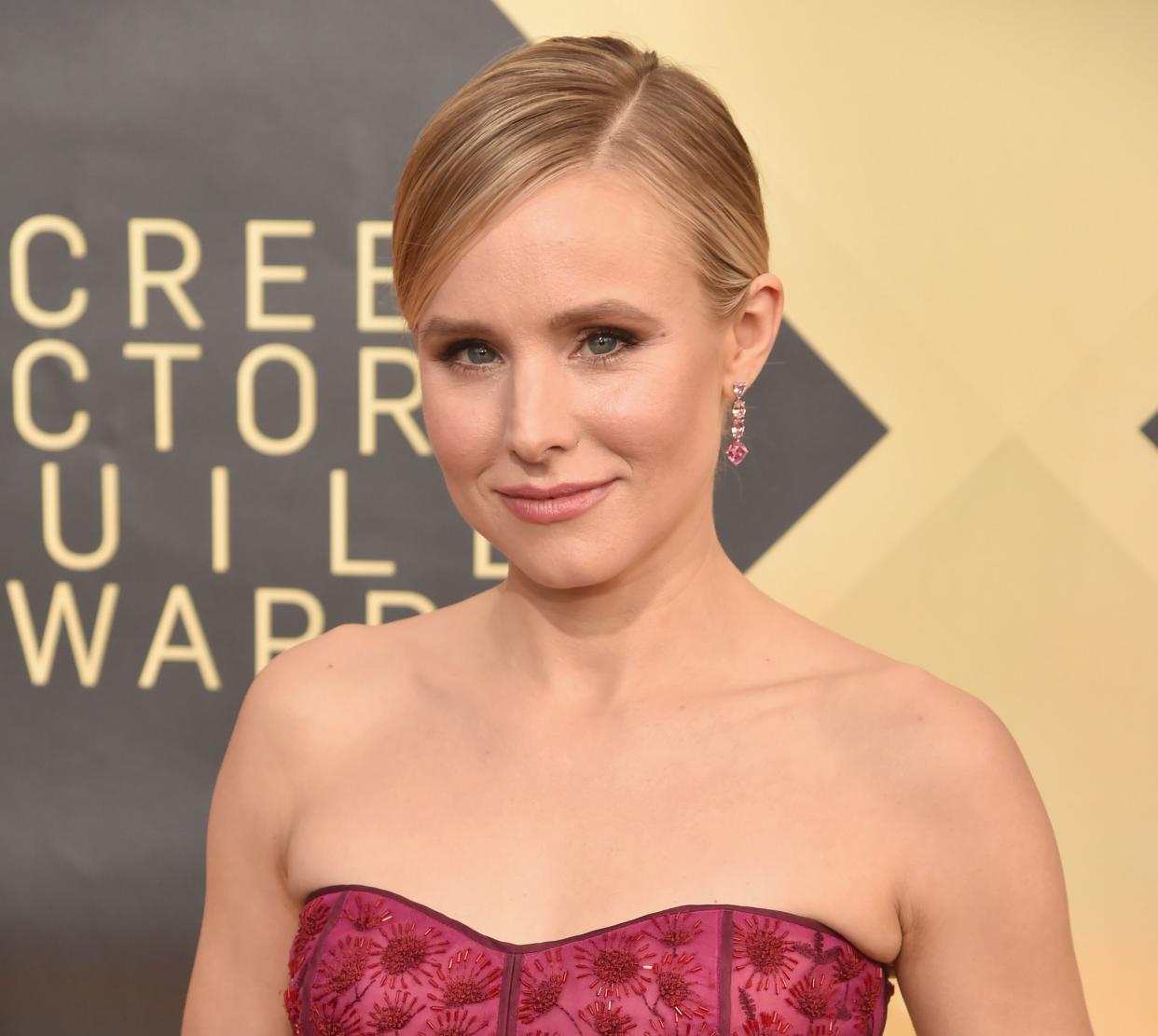 Kristen Bell arrives at the 2018 SAG Awards. (Photo: Kevin Mazur via Getty Images)