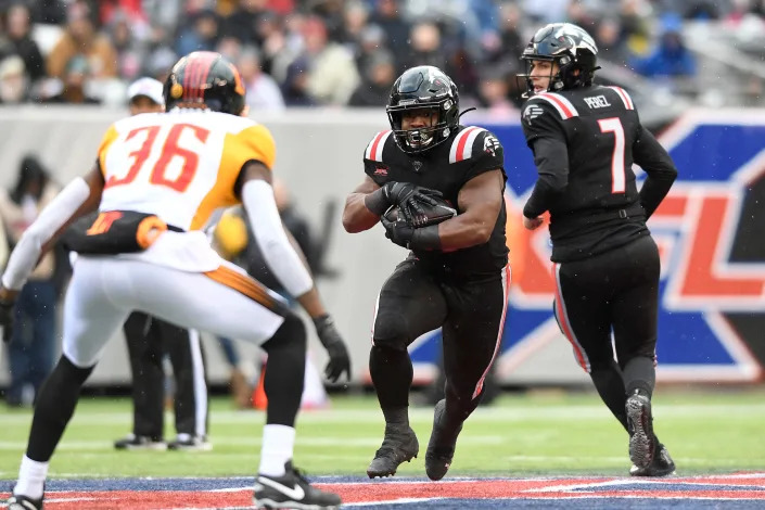 New York Guardians running back Darius Victor (center) rushes against the Los Angeles Wildcats during an XFL game, Saturday, Feb. 29, 2020, in East Rutherford, N.J.