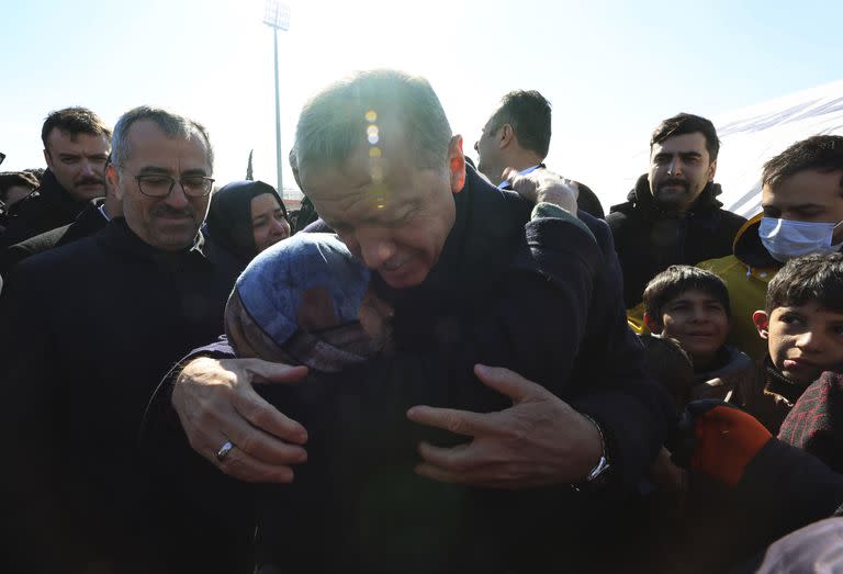 Recep Tayyip Erdogan, con sobrevivientes en Kahramanmaras. (Turkish Presidency via AP )