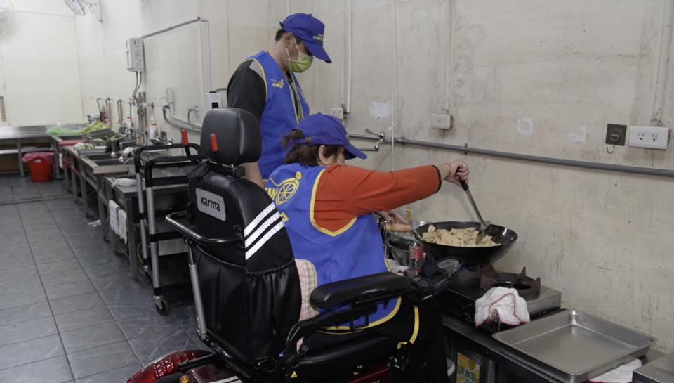 廚師在特別為身障者設計的無障礙廚房炒菜。（圖／獨立特派員）
