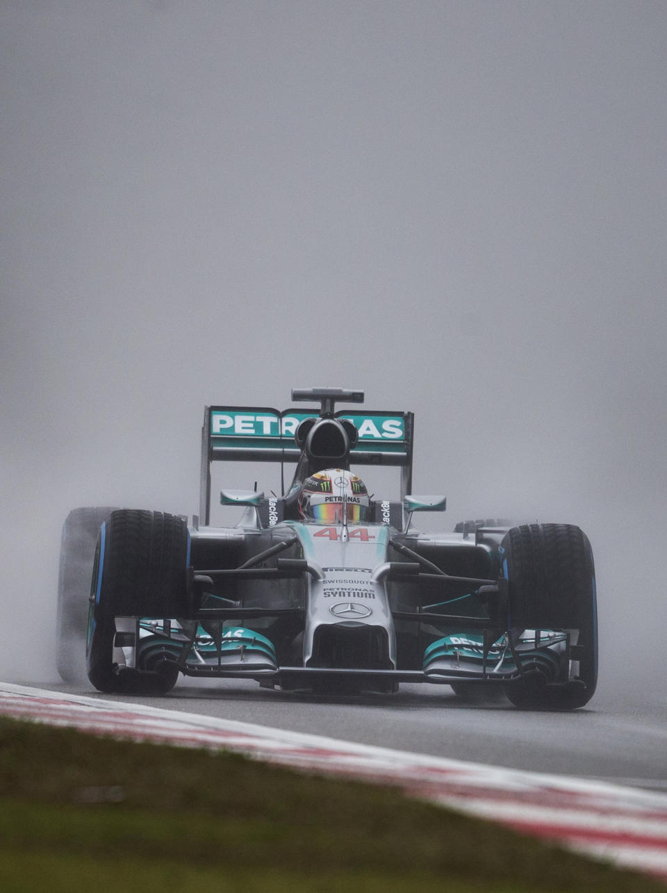 El británico Lewis Hamilton, de Mercedes, durante las sesión clasificatoria para el Gran Premio de Fórmula Uno de China en el Circuito Internacional de Shanghai, el sábado 19 de abril de 2014. Hamilton consiguió el sábado su tercera pole en la campaña. (AP Foto/Andy Wong)