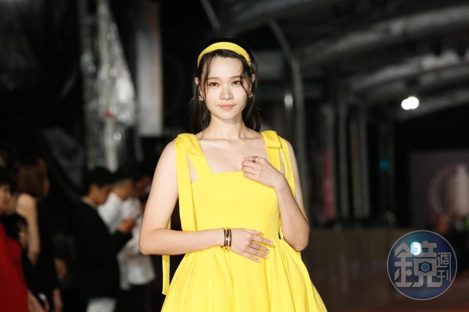 王真琳的黃色禮服呈現活力的青春感。