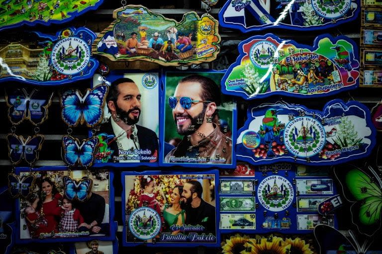 Productos con el rostro del presidente de El Salvador, Nayib Bukele, se venden en un mercado de San Salvador, el 30 de enero de 2024. El Salvador acudirá a las urnas el 4 de febrero.