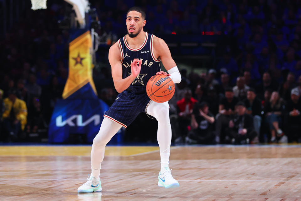 Tyrese Halliburton got off to a scorching start with 15 points on five made first-quarter 3-pointers. (Stacy Revere/Getty Images)