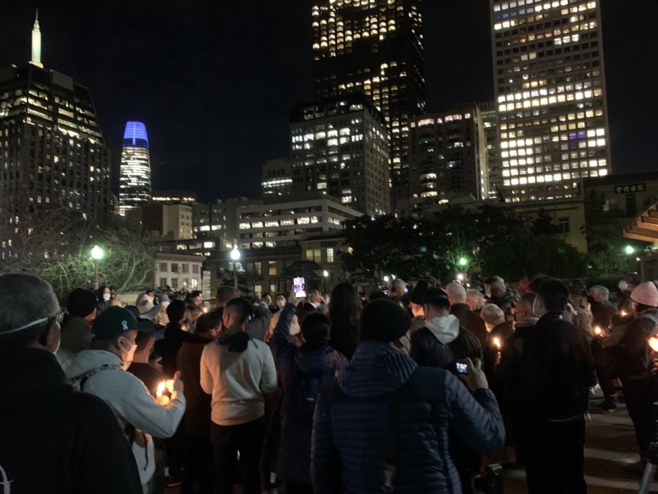 夜幕下亞裔民眾點燈悼念，以無聲勝有聲的方式表達憤怒與悲痛。（記者李怡/攝影）