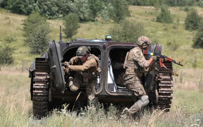 Командиры взводов Национальной гвардии Украины под Харьковом
