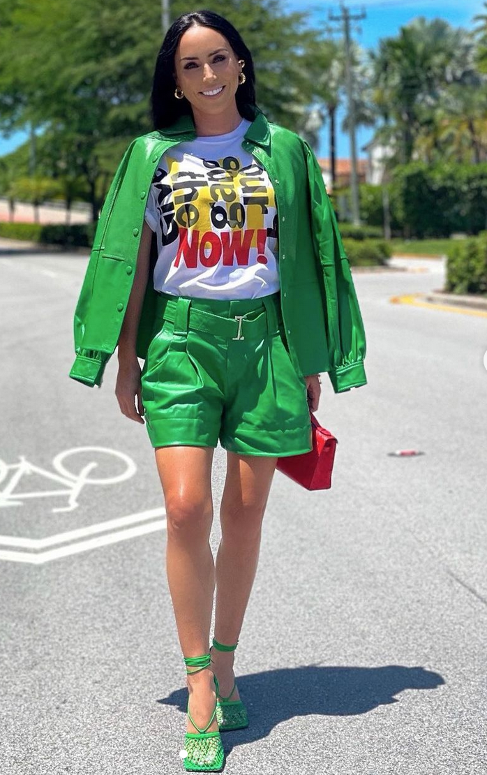 <p>Supercool y moderna lució la presentadora mexicana con este conjunto verde de pantalón corto y chaqueta, que combinó con una camiseta y fabulosas sandalias de <strong>Bottega Veneta</strong>. </p>