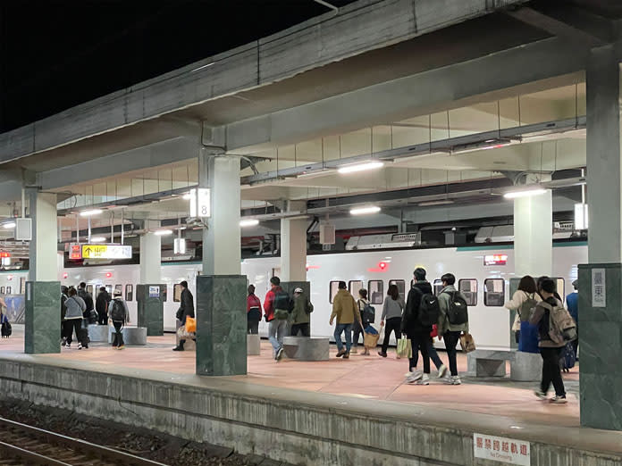 配合台鐵紅眼加班列車，台東監理站協調興東客運規劃玉長公路路線無縫銜接，讓旅客轉乘更安心。（記者鄭錦晴攝）