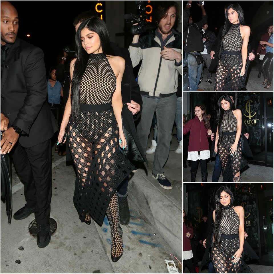 <p><strong>Quand : 11 mars 2017</strong> <br> Kylie Jenner a dévoilé ses longues jambes vêtue d’une combi moulante style maille et une jupe noire vraiment transparente pour se rendre au restaurant Catch à West Hollywood. La jupe asymétrique mettait sa taille, ses formes voluptueuses et sa silhouette digne de Marylin en valeur. Elle a complété le look avec une paire de bottes également style maille qui remontent jusqu’aux genoux, des mèches brunes ondulées et une ombre à paupières rouge effet rouille. <em>(Photos : Splash News)</em> </p>