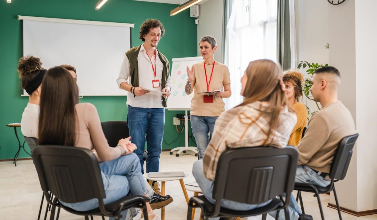 <a href="https://www.shutterstock.com/es/image-photo/group-people-sitting-circle-therapists-man-2299270503" rel="nofollow noopener" target="_blank" data-ylk="slk:Miljan Zivkovic/Shutterstock;elm:context_link;itc:0;sec:content-canvas" class="link ">Miljan Zivkovic/Shutterstock</a>