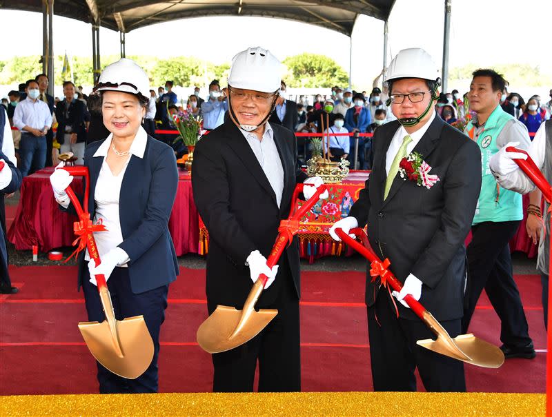 行政院長蘇貞昌（中），桃園市長鄭文燦（右）出席「桃園會展中心統包工程開工典禮」。（圖／行政院提供）