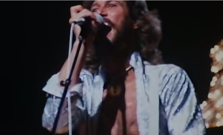 Barry Gibb canta "You Should Be Dancing"