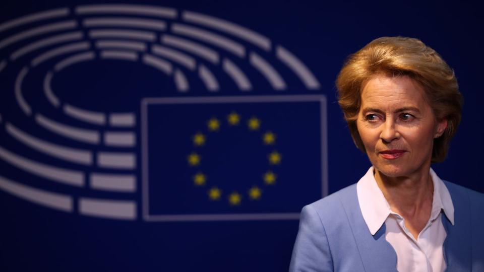 Mit neuen Zusagen hat Ursula von der Leyen am Tag vor der geplanten Wahl zur Präsidentin der EU-Kommission um Unterstützung geworben. Foto: Francisco Seco/AP