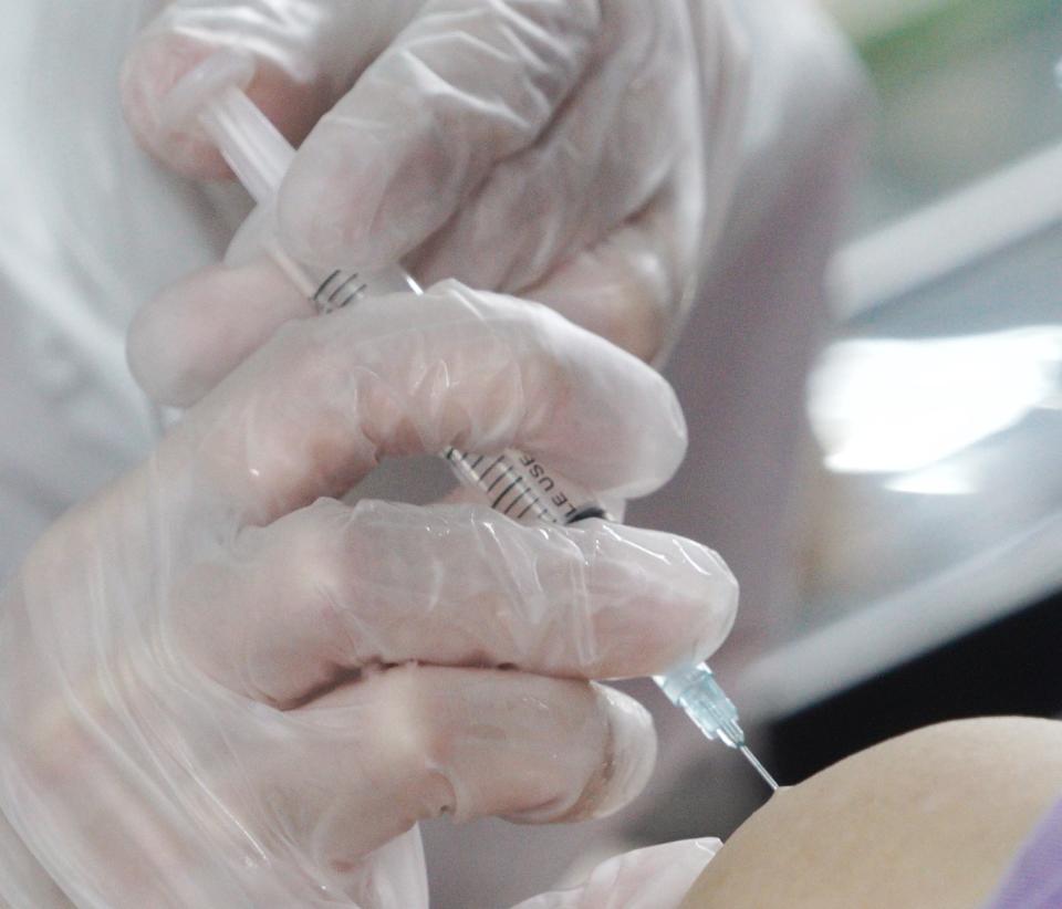 台灣於這個月開打諾瓦瓦克斯疫苗，但疾管署公告，對此疫苗成分有嚴重過敏反應史的民眾，不予接種。（圖為疫苗施打示意圖）   圖：張良一 / 攝（資料照）