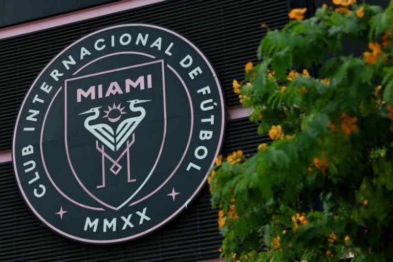 El escudo del Inter Miami, con el año de su debut en números romanos (2020)