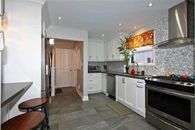 <p><a rel="nofollow noopener" href="https://www.zoocasa.com/toronto-on-real-estate/5023112-89-charleswood-dr-toronto-on-m3h1x5-c4016003" target="_blank" data-ylk="slk:89 Charleswood Dr., Toronto, Ont.;elm:context_link;itc:0;sec:content-canvas" class="link ">89 Charleswood Dr., Toronto, Ont.</a><br> The kitchen includes a stainless steel fridge, stove, dishwasher and hood fan.<br> (Photo: Zoocasa) </p>