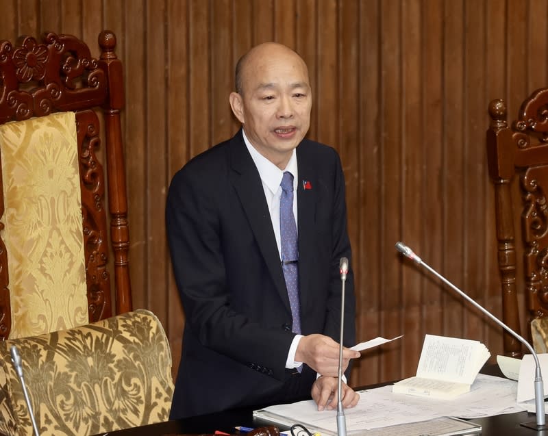 復議案2度平手  韓國瑜關鍵裁決藍年改案付委 立法院朝野12日再度過招，國民黨團提變更議程，否 決民進黨團所提的復議案。會中藍綠上演表決大戰， 有兩案打成平手，立法院長韓國瑜（圖）表達反對之 意，因此民進黨團復議案不通過，藍營所提相關公教 年改修法版本付委審查。 中央社記者張皓安攝  113年4月12日 