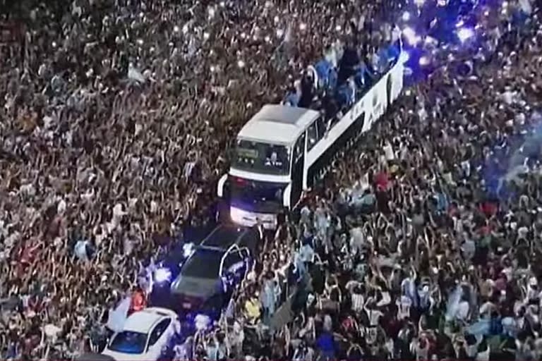 Recorrido en micro de la selección argentina desde el aeropuerto al predio de Ezeiza