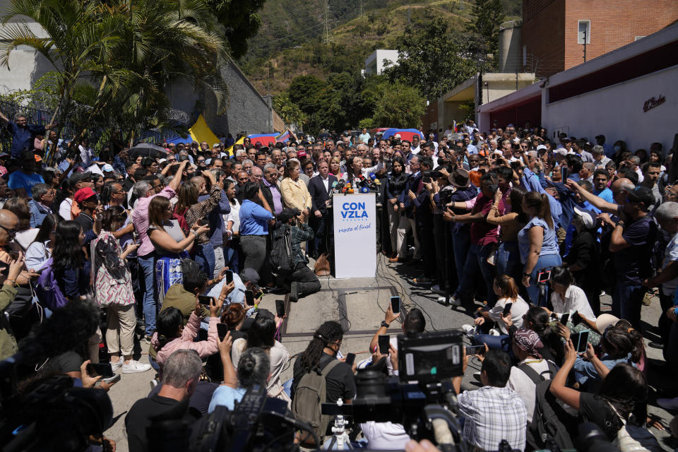 La aspirante presidencial de la coalición opositora María Corina Machado da una conferencia de prensa frente a su sede de campaña en Caracas, Venezuela, el lunes 29 de enero de 2024. (AP Foto/Ariana Cubillos)