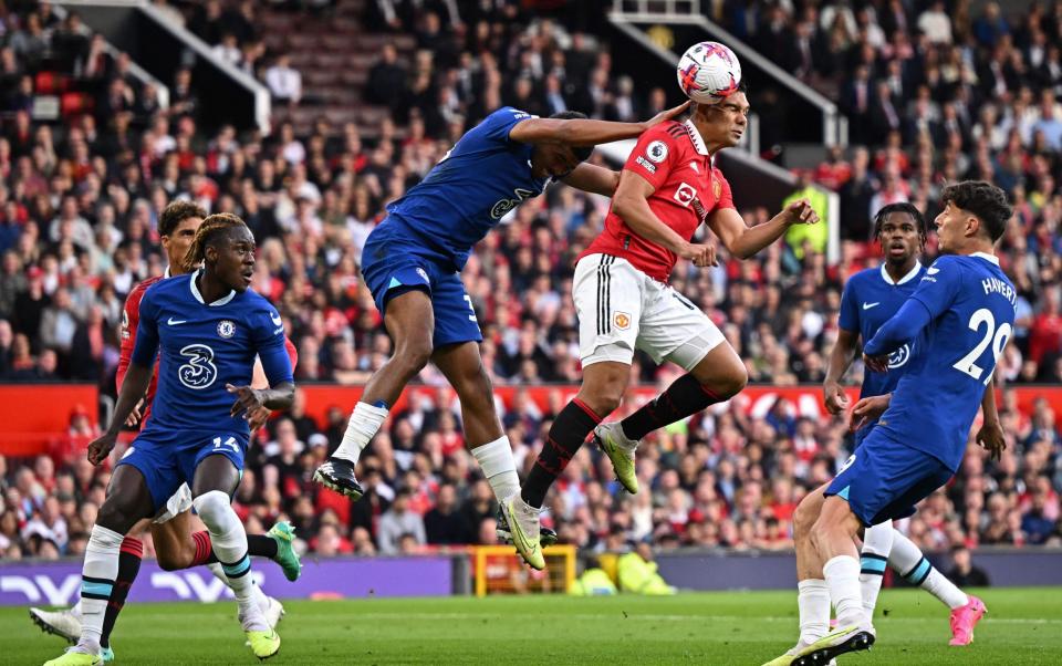 El mediocampista brasileño del Manchester United, Casemiro (centro a la derecha), salta para marcar de cabeza su primer gol durante el partido de fútbol de la Premier League inglesa entre el Manchester United y el Chelsea - OLI SCARFF/AFP vía Getty Images