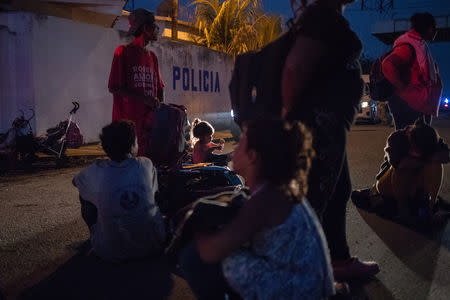 Migrants, traveling with a caravan of thousands from Central America en route to the United States, await transport along a highway while going to Arriaga from Pijijiapan, Mexico October 26, 2018. REUTERS/Adrees Latif