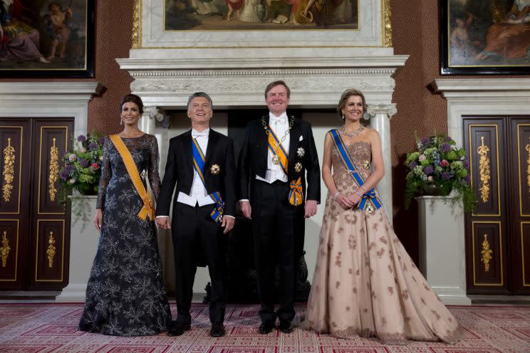 Argentina’s President Mauricio Macri, second left, his wife Juliana Awada, left, Dutch King Willem-Alexander, second right, and Dutch Queen Maxima pose for the official photo prior to a state banquet at the Royal Palace in Amsterdam, Netherlands, Monday, March 27, 2017. (Photo: AP)