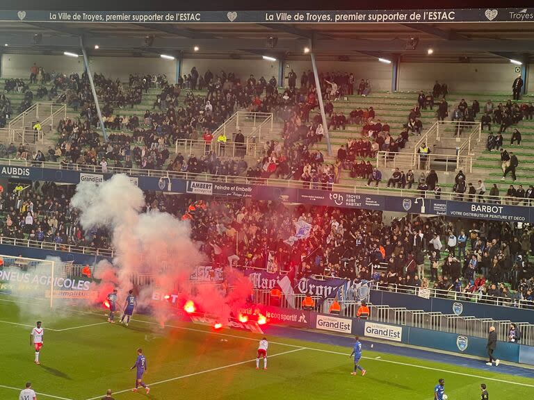 El partido entre los descendidos Troyes y Valenciennes no terminó: los ultras locales arrojaron bengalas al campo de juego y el juego fue suspendido.