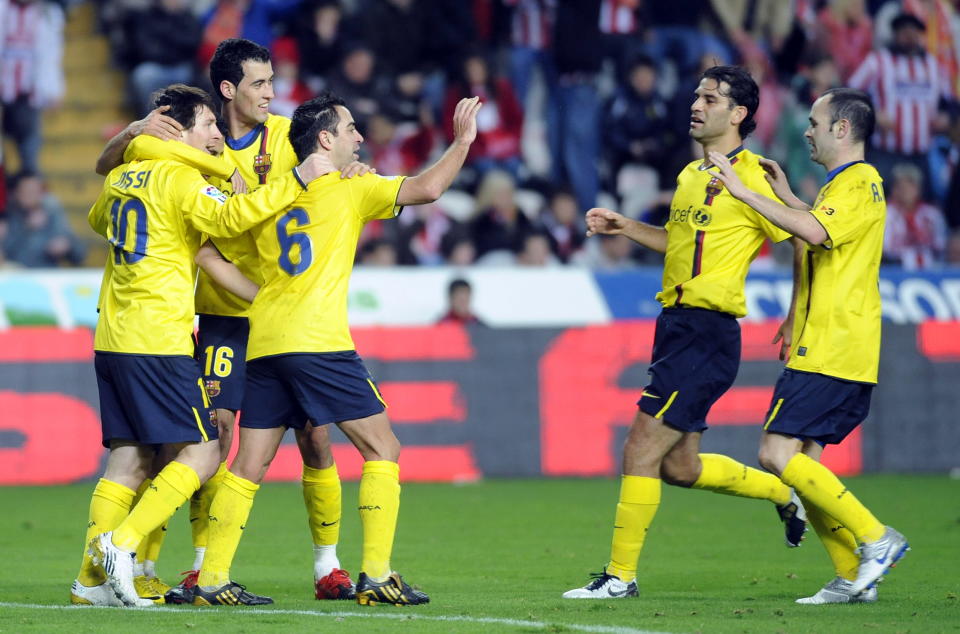 Xavi Hernandez (6) y Rafael Marquez (segundo desde la derecha) compartieron varios títulos como jugadores en Barcelona.  (Photo: ANDER GILLENEA/AFP via Getty Images)