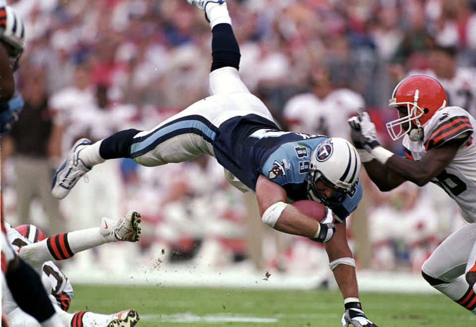  Frank Wycheck #89 of the Tennessee Titans dives into the endzone during the game against the Ceveland Browns in Nashville, Tenn. on Sept. 19, 1999.  (Brian Bahr / Getty Images)