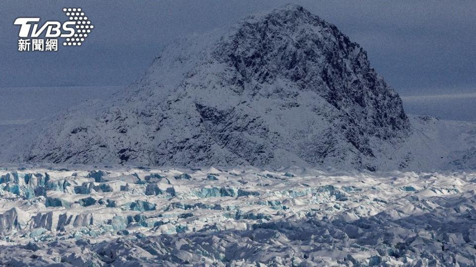 陽光在冰層裂縫上反射出美麗光影，但科學家們卻憂心忡忡，因為新奧勒松的氣溫上升速度，比全球平均高出7倍。（圖／達志影像路透社）