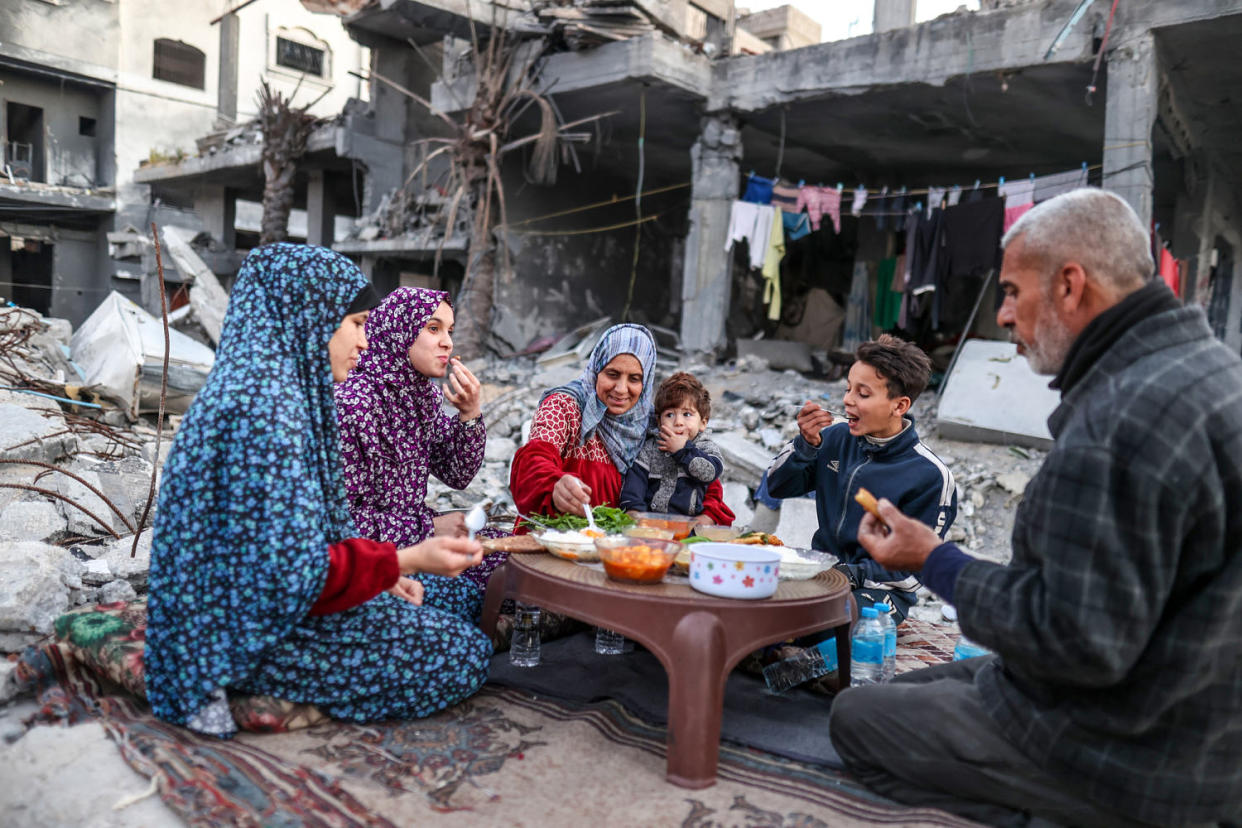 First iftar dinner among rubbles of destroyed buildings in Deir al-Balah (Ali Jadallah / Anadolu via Getty Images)