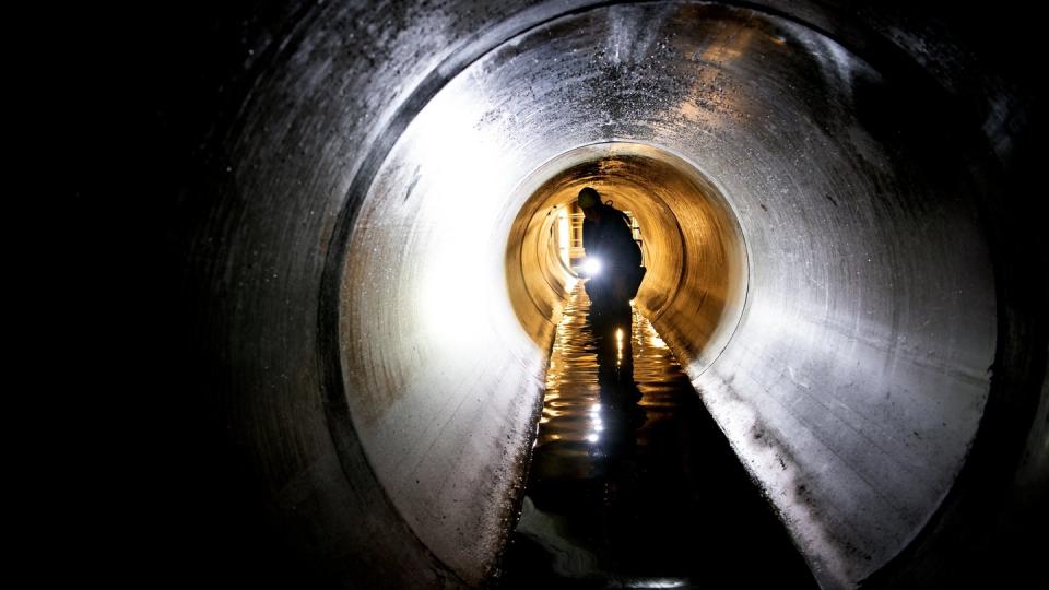 Ein Arbeiter schaut sich 2019 während eines Pressetermines der Berliner Wasserbetriebe in Berlin-Friedenau einen Teil eines neuen, etwa zwei Kilometer langen Wasserkanales an.