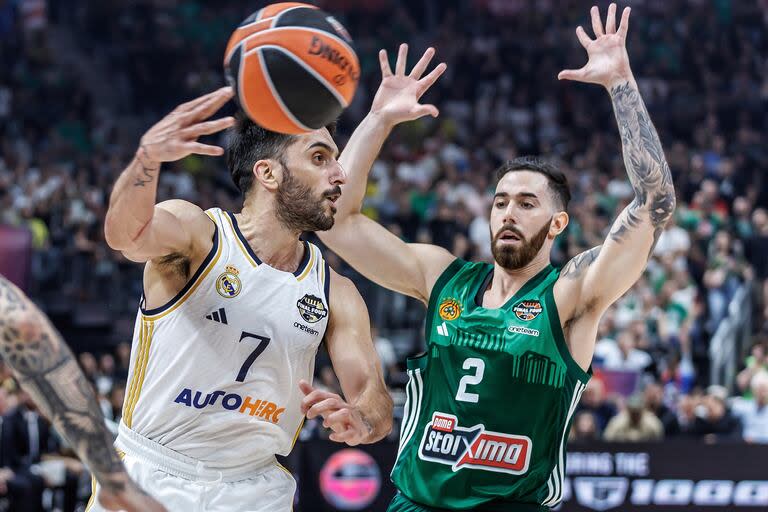 Luca Vildoza, de Panathinaikos, ante la marca de Facundo Campazzo, de Real Madrid, en el duelo de argentinos en la final de la Euroliga
