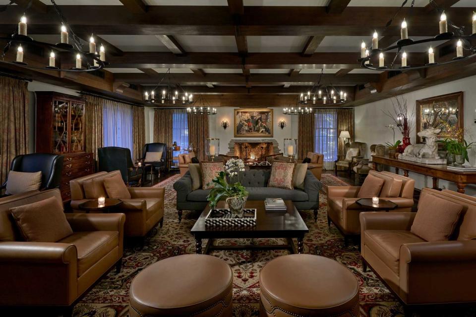 Lobby lounge at Deer Path Inn