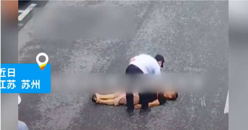 崑山市一名男子日前躺在馬路中央哭求員警將他逮補拘留。（圖／翻攝自《澎湃新聞》）