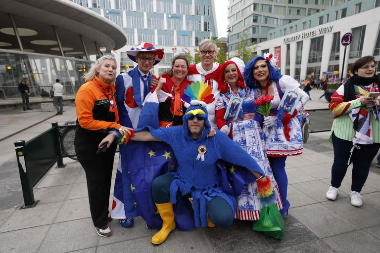 Fans holandeses posan en las calles de Malmo por el festival de Eurovisión