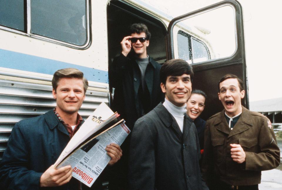 Steve Zahn, Tom Everett Scott, Johnathan Schaech, Liv Tyler, and Ethan Embry leaving a bus