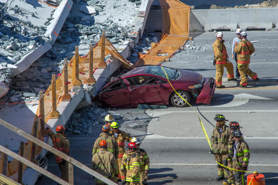 Dramáticas imágenes del colapso de un puente peatonal en Miami