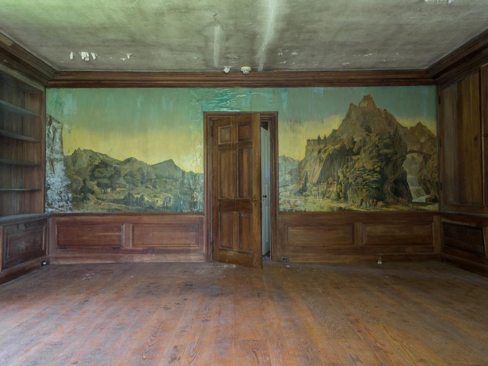 An interior shot of the abandoned circus-themed house in the Catskills, New York.