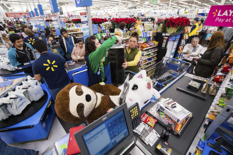 Clientes se abastecen de televisores, aparatos electrónicos y juguetes y artículos para el hogar en un Walmart de Bentonville, Arkansas (Gunnar Rathbun/AP Images para Walmart).