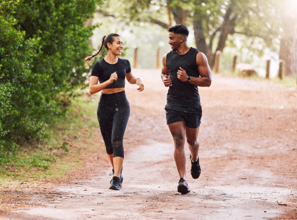 Si regularmente corres sabes lo importante que es tener un ropa adecuada y zapatos apropiados para ejercitarse. Estas algunas opciones de Adidas (Foto: Getty)