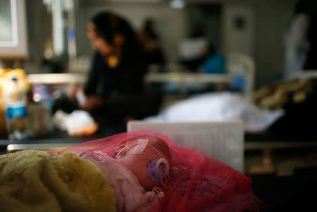 Patients Iraqis children lie at a hospital run by Medecins Sans Frontieres in Qayyara, Iraq April 6, 2017. REUTERS/Suhaib Salem